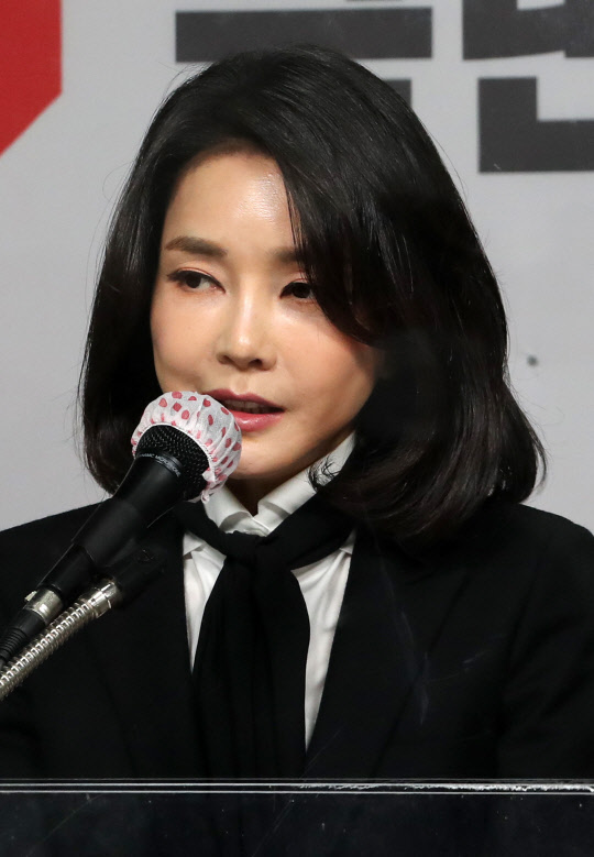 김건희 국민의힘 윤석열 대선 후보 아내가 지난달 26일 오후 서울 여의도 당사에서 자신의 허위 이력 의혹과 관련해 입장문을 발표하고 있다. 연합뉴스